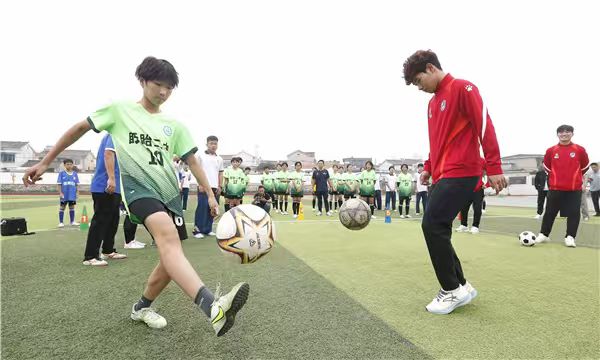 “蘇超”淮安隊球員空降盱眙 點燃校園小將足球夢...